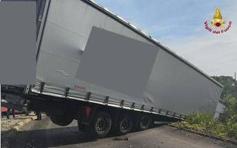 Scontro fra tir a Bari, camion sospeso nel vuoto: vivi per miracolo i due conducenti