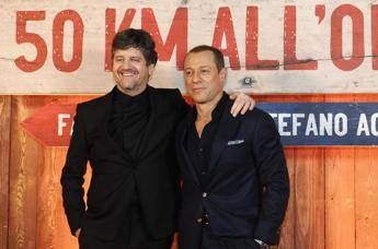 Ascolti tv 19 agosto, il film '50 km all’ora' su Canale 5 vince in prime time con uno share del 15,5%