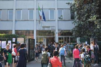 uscita degli alunni delle scuola secondaria Puecher di via Castellino Da Castello (Luca Matarazzo, MILANO - 2013-09-24) p.s. la foto e' utilizzabile nel rispetto del contesto in cui e' stata scattata, e senza intento diffamatorio del decoro delle persone rappresentate - FOTOGRAMMA