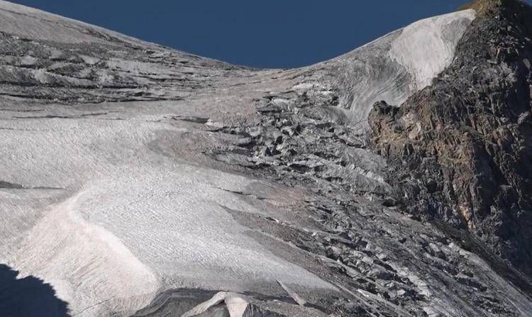 Ghiacciaio della Grande Motte senza copertura nevosa - Dal video della Carovana di Legambiente