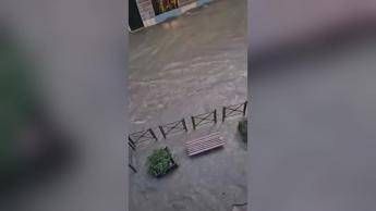 Maltempo in Liguria, a Chiavari auto come gommoni sulle strade - Video