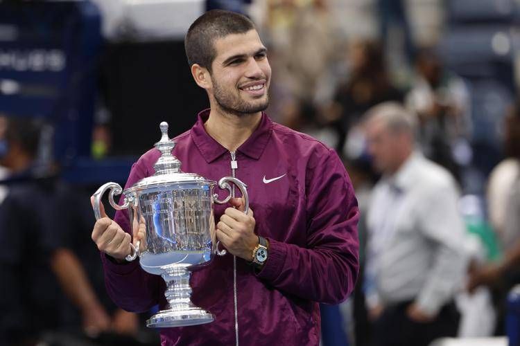 Carlos Alcaraz con il trofeo dello Us Open 2025 - Ipa/Fotogramma 