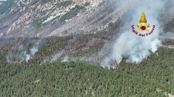 Abruzzo in fiamme, droni e Canadair in azione per spegnere gli incendi - Video