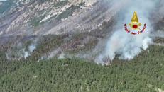 Abruzzo in fiamme, droni e Canadair in azione per spegnere gli incendi - Video