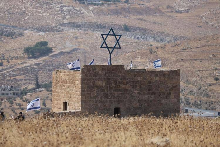 Bandiere israeliane issate dai coloni su un edificio in Cisgiordania - Ipa
