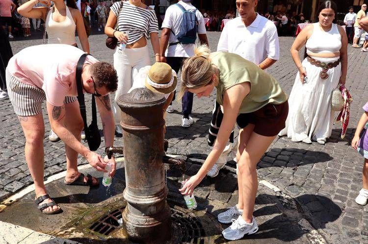 Roma, turisti alle prese con il caldo - Ipa