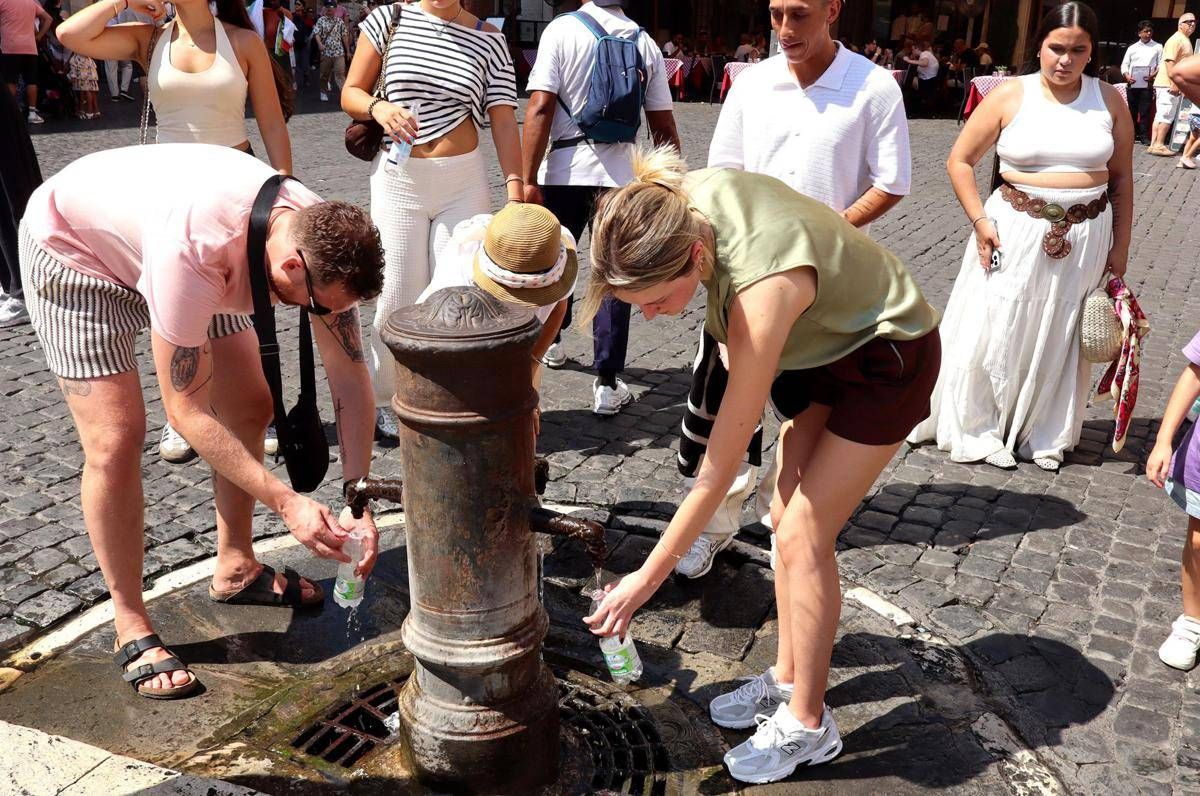 https://www.adnkronos.com/resources/02a8-216561495e1c-25e6931c773f-1000/format/huge/caldo_roma_turisti_fontanella_ipa.jpeg