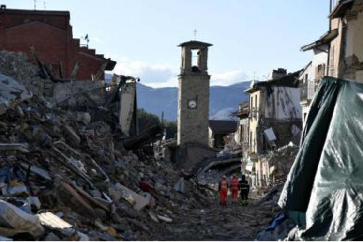 Campanile rimasto in piedi dopo il sisma di Amatrice - Afp