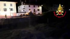 Maltempo a Bergamo, campeggio evacuato per rischio frane ed esondazione - Video