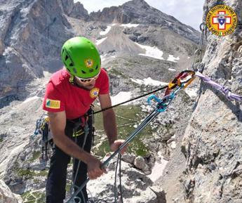Corno Grande, escursionisti in costume e scalzi sulla Direttissima: l’allarme del Soccorso Alpino