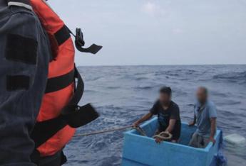 Sopravvivono cinque giorni nell'oceano su un contenitore del ghiaccio, salvati due pescatori - Video