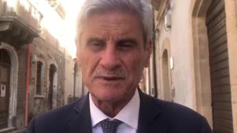Sicilia, svastica con i tappetini fitness nella villa comunale di Militello