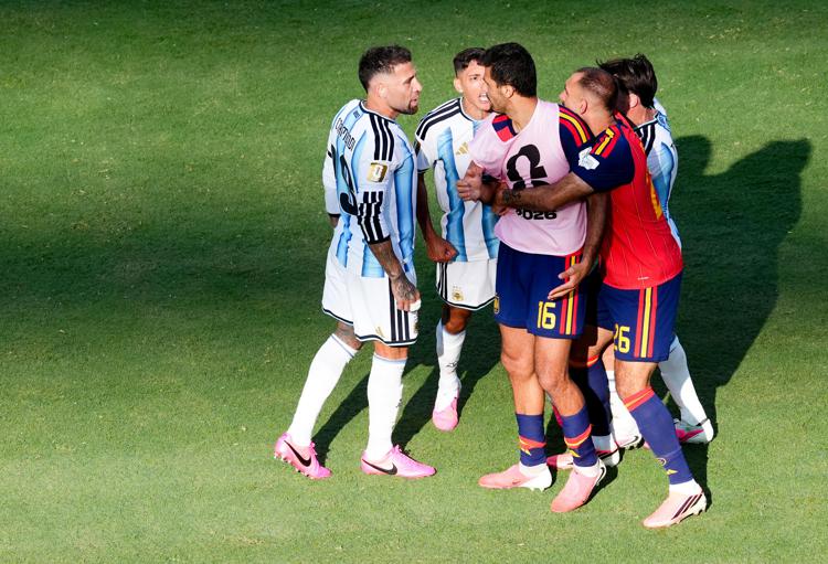 La rissa al termine della finale dei Mondiali - IPA
