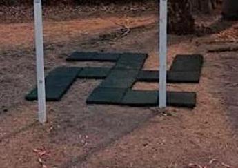 La svastica nella villa comunale di Militello
