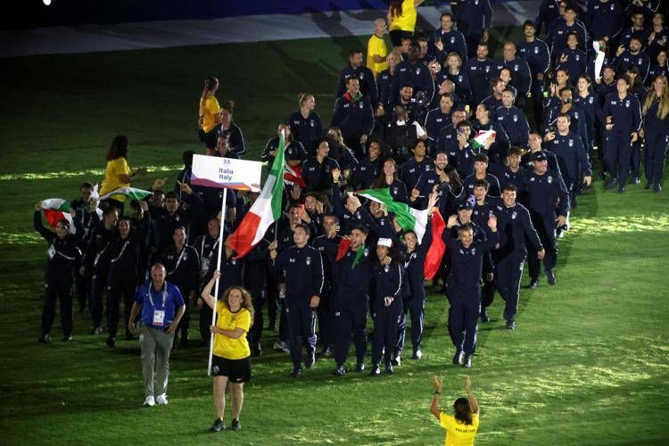 La delegazione azzurra durante la cerimonia inaugurale dei Giochi del Mediterraneo - IPA