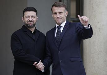 Volodymyr Zelensky ed Emmanuel Macron in un precedente incontro - (Afp)