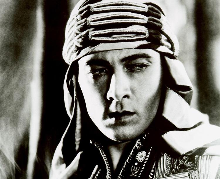 Rodolfo Valentino nel film 'Il figlio dello sceicco'