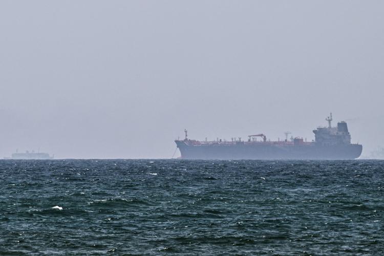 Iran, petroliera in fiamme al largo dell'Arabia Saudita: colpita da 'proiettile non identificato'