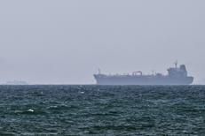 Iran, petroliera in fiamme al largo dell'Arabia Saudita: colpita da 'proiettile non identificato'