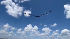 Caccia, bombardieri e l'Air Force One nei cieli di Washington prima della gara Indycar - Video