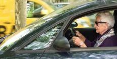 Una persona anziana al volante