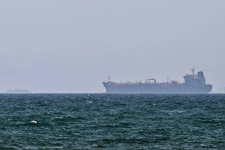 Iran, petroliera in fiamme al largo dell'Arabia Saudita. Trump: 