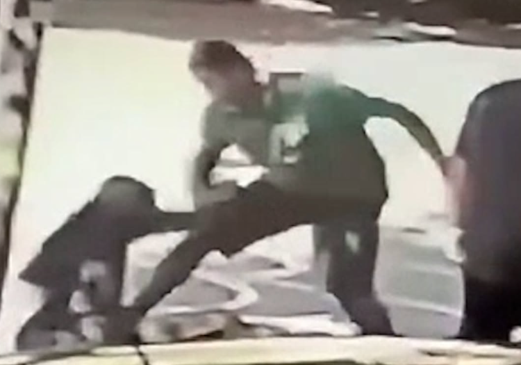 Aggressione del clochard a Caserta - (Immagine pubblicata su Facebook da Francesco Emilio Borrelli)