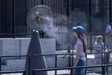 Turista alle prese con il caldo a Roma - Ipa