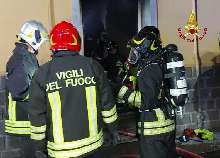 Soccorsi sul luogo dell'incendio - Vigili del Fuoco /X