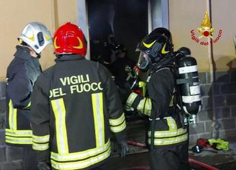 Incendio in uno scantinato a Bologna con minori soccorsi
