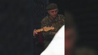 Il premier britannico Burnham suona gli Smiths durante la visita in Ucraina - Video