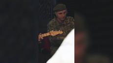 Il premier britannico Burnham suona gli Smiths durante la visita in Ucraina - Video