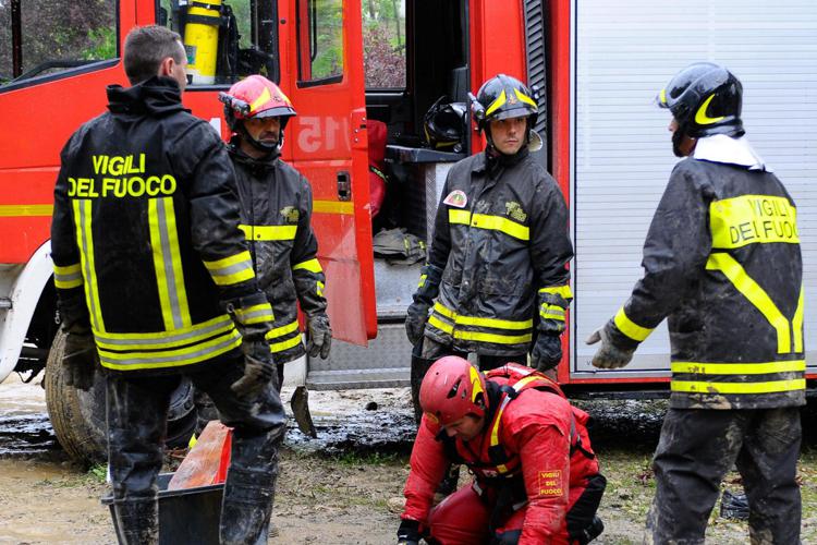 Ciclista travolto dalla piena di un torrente nel Biellese: ricerche in corso
