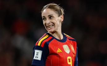 Bufera sulla calciatrice Esther González per la cancellazione delle foto social