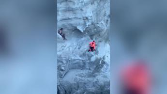 Si arrampica sulla scogliera e resta bloccato, l'intervento dei soccorsi a Bacoli - Video