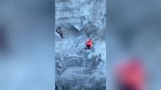Si arrampica sulla scogliera e resta bloccato, l'intervento dei soccorsi a Bacoli - Video
