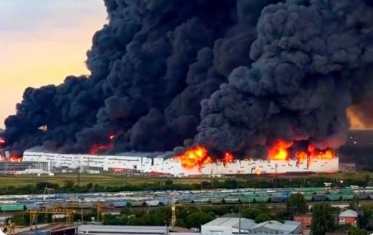Vasto incendio in un centro logistico di Wildberries - (fermo immagine)
