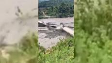 Alluvione in Nepal, la forza dell'acqua abbatte un ponte e spazza via le case - Video