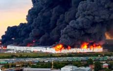 Vasto incendio in un centro logistico di Wildberries - (fermo immagine)