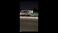 'Fast & Furious' su un'autostrada egiziana, derubano un camion dal pick up in corsa - Video