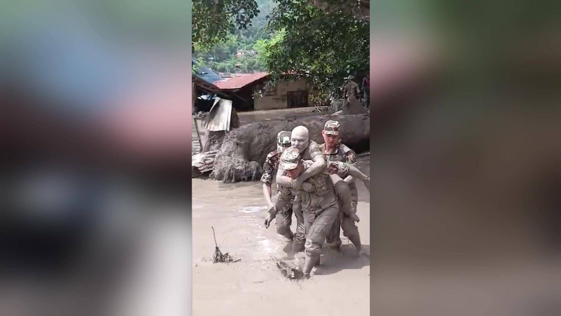 travolti-dal-fango-in-nepal-le-immagini-dei-soccorsi-dopo-le