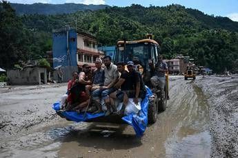 Alluvione in Nepal, anche due italiani nella lista dei dispersi: verifiche della Farnesina