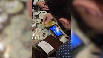 Siria, il presidente paga un caffè con carta Visa per festeggiare la fine delle sanzioni - Video