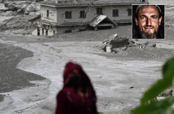 L'alluvione in Nepal - Fotogramma e il turista italiano Stefano Lotumolo, foto dal profilo Fb