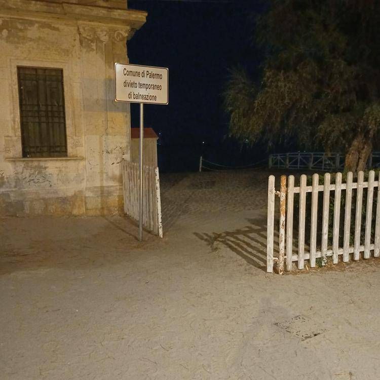 Divieto di balneazione in un tratto di Mondello
