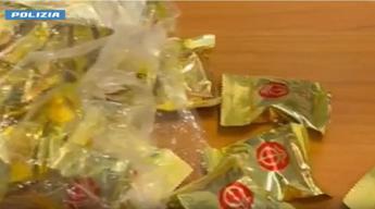 Oltre 5 chili di cocaina nascosti nei 'biscotti della fortuna', sequestro e arresto a Fiumicino