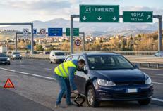 Auto ferma in autostrada - (Google Ai)