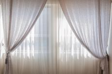 Tende in camera da letto - 123rf