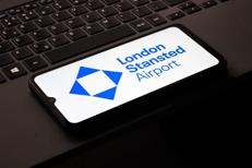 London Stansted Airport su un display - (Ipa)