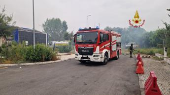 Triplo incendio a Roma: chiusa la Pontina, alla Magliana evacuata una palazzina